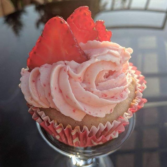 Strawberry daiquiri pie cupcake: pie crust, strawberry-rum cake, filled with fresh strawberries and frosted with fresh strawberry buttercream (with just a touch of rum).
.
.