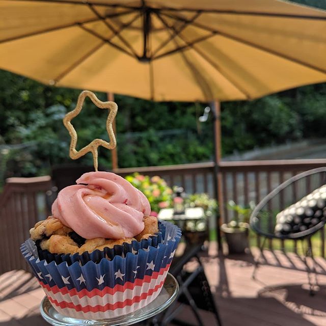America, fuck yeah: blueberries and cream cake with a fresh strawberry buttercream and balsamic glaze (covering red, white and blue in one cupcake). Topped with a tiny sparkler. Happy July!
.